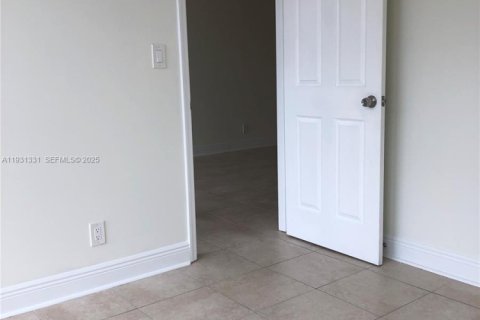 Снять в аренду кондоминиум в Халландейл-Бич, Флорида 2 спальни, 85.84м2, № 1990034 - фото 14