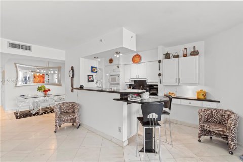 Condominio en alquiler en Miami Beach, Florida, 2 dormitorios, 138.42 m2 № 1672535 - foto 13