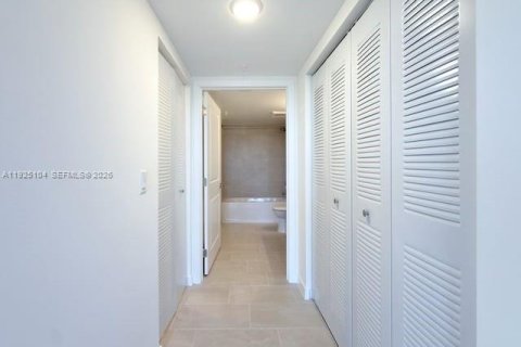 Condo in Sweetwater, Florida, 2 bedrooms  № 1983742 - photo 22