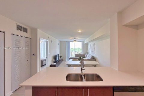 Condo in Sweetwater, Florida, 2 bedrooms № 1983742 - photo 3