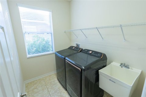 House in New Port Richey, Florida 4 bedrooms, 246.66 sq.m. № 1912722 - photo 25