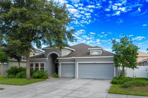House in New Port Richey, Florida 4 bedrooms, 246.66 sq.m. № 1912722 - photo 1