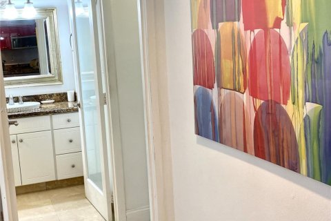 Condo in Miami Beach, Florida, 1 bedroom  № 2010158 - photo 10