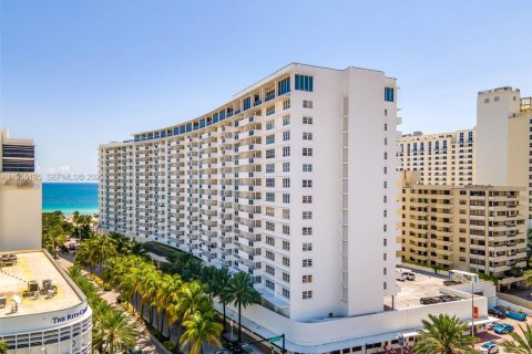 Condo in Miami Beach, Florida, 1 bedroom  № 2010158 - photo 2