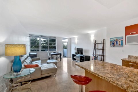Condo in Miami Beach, Florida, 1 bedroom  № 2010158 - photo 5