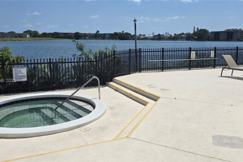 Купить кондоминиум в Майами, Флорида 2 спальни, 90.86м2, № 1942673 - фото 30