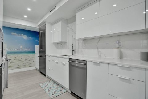 Condo in Hillsboro Beach, Florida, 2 bedrooms  № 1887315 - photo 13