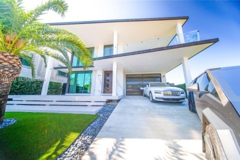 Casa en North Bay Village, Florida 5 dormitorios, 436.92 m2 № 2061405