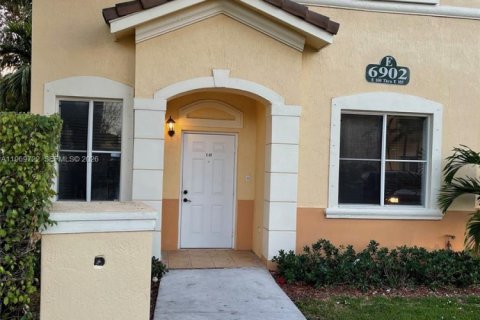 Снять в аренду таунхаус в Хайалиа, Флорида 3 спальни, 139.35м2, № 2030731 - фото 2