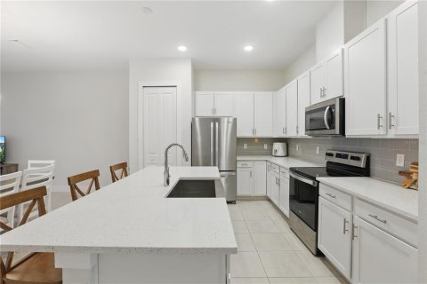 Townhouse in Oviedo, Florida 3 bedrooms, 174.38 sq.m. № 2205112 - photo 9
