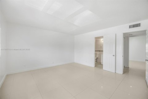 Commercial property in Lauderhill, Florida 284.75 sq.m. № 1705310 - photo 18