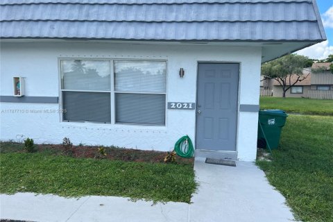 Commercial property in Lauderhill, Florida 284.75 sq.m. № 1705310 - photo 1