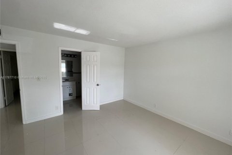 Commercial property in Lauderhill, Florida 284.75 sq.m. № 1705310 - photo 2