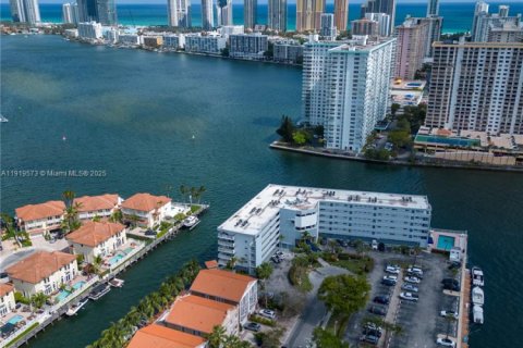 Купить таунхаус в Норт-Майами-Бич, Флорида 4 спальни, 196.49м2, № 1974822 - фото 17