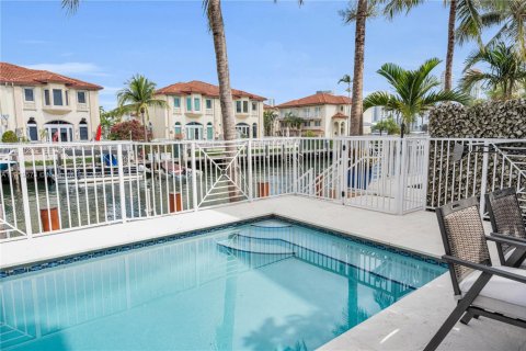 Купить таунхаус в Норт-Майами-Бич, Флорида 4 спальни, 196.49м2, № 1974822 - фото 3