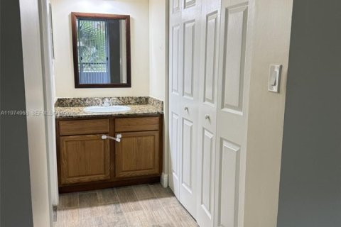 Condo in Coconut Creek, Florida, 2 bedrooms  № 2040449 - photo 19