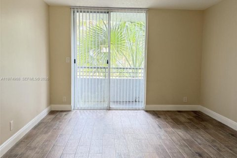 Condo in Coconut Creek, Florida, 2 bedrooms  № 2040449 - photo 17