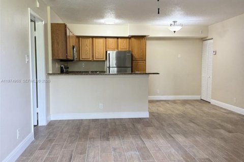 Condo in Coconut Creek, Florida, 2 bedrooms  № 2040449 - photo 4