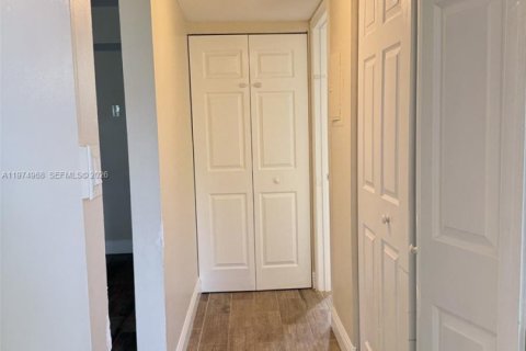 Condo in Coconut Creek, Florida, 2 bedrooms  № 2040449 - photo 16