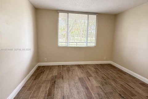 Condo in Coconut Creek, Florida, 2 bedrooms  № 2040449 - photo 12