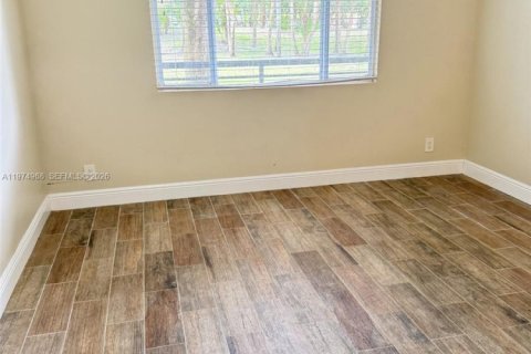 Condo in Coconut Creek, Florida, 2 bedrooms  № 2040449 - photo 11