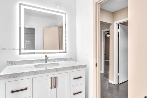Casa en venta en Miami Lakes, Florida, 4 dormitorios, 162.95 m2 № 1970661 - foto 25