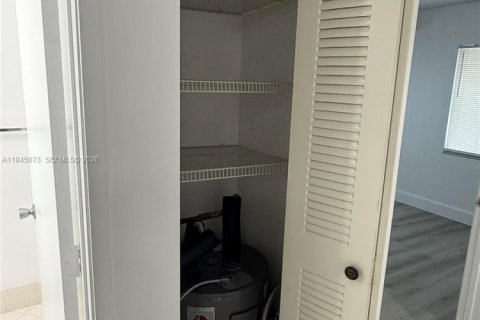 Copropriété à vendre à Pembroke Pines, Floride: 2 chambres, 95.88 m2 № 2001244 - photo 11