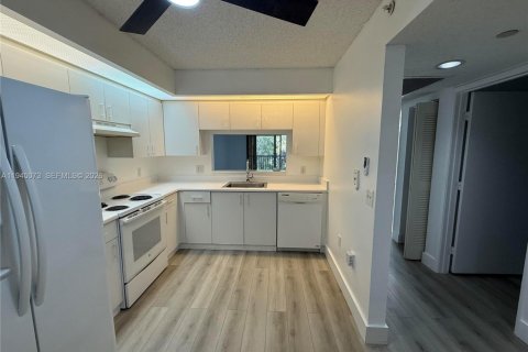 Copropriété à vendre à Pembroke Pines, Floride: 2 chambres, 95.88 m2 № 2001244 - photo 2