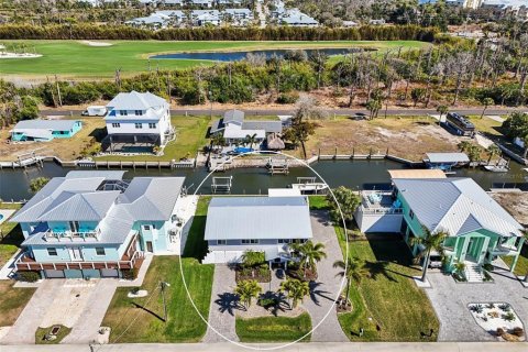 House in Englewood, Florida 2 bedrooms, 167.22 sq.m. № 2103661