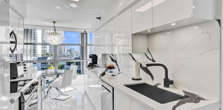 Кондоминиум с 2 спальнями в Авентура, Флорида № 1988452