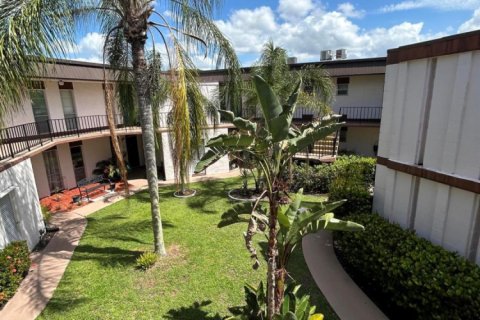 Condo in Royal Palm Beach, Florida, 1 bedroom  № 1216092 - photo 1