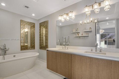 Condo in Hillsboro Beach, Florida, 3 bedrooms № 2186403 - photo 9