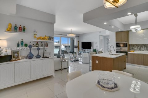 Condo in Hillsboro Beach, Florida, 3 bedrooms № 2186403 - photo 2