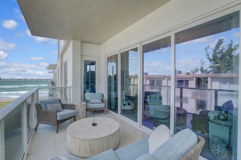 Condo in Hillsboro Beach, Florida, 3 bedrooms № 2186403 - photo 13