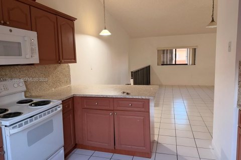 Condominio en alquiler en Hialeah, Florida, 2 dormitorios, 85.93 m2 № 2024501 - foto 3
