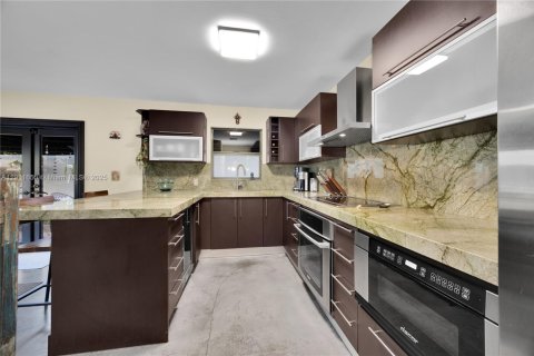 Villa ou maison à louer à Miami, Floride: 3 chambres, 161 m2 № 1966796 - photo 13