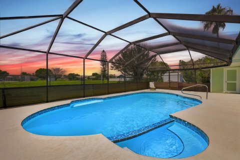 House in Port St. Lucie, Florida 3 bedrooms, 264.59 sq.m. № 2361643
