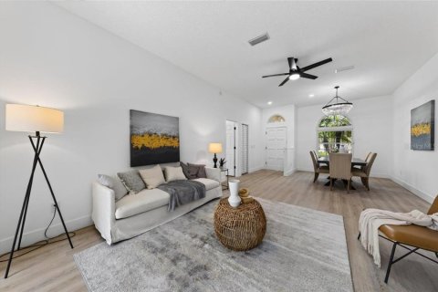 House in Tampa, Florida 5 bedrooms, 215.35 sq.m. № 2258367 - photo 6