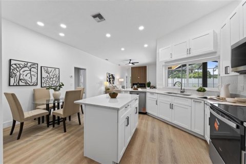 House in Tampa, Florida 5 bedrooms, 215.35 sq.m. № 2258367 - photo 20