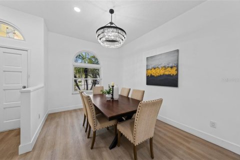 House in Tampa, Florida 5 bedrooms, 215.35 sq.m. № 2258367 - photo 8
