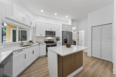 House in Tampa, Florida 5 bedrooms, 215.35 sq.m. № 2258367 - photo 23