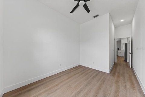 House in Tampa, Florida 5 bedrooms, 215.35 sq.m. № 2258367 - photo 19