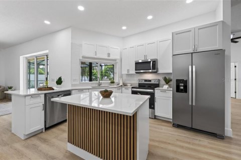 House in Tampa, Florida 5 bedrooms, 215.35 sq.m. № 2258367 - photo 22