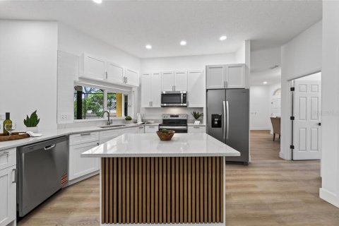 House in Tampa, Florida 5 bedrooms, 215.35 sq.m. № 2258367 - photo 24