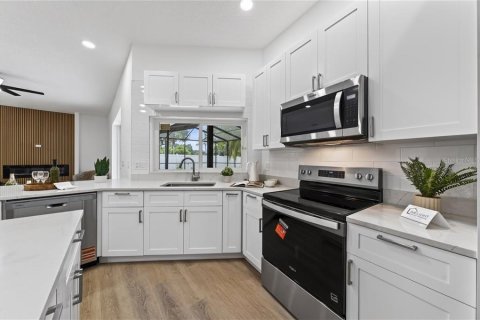House in Tampa, Florida 5 bedrooms, 215.35 sq.m. № 2258367 - photo 25