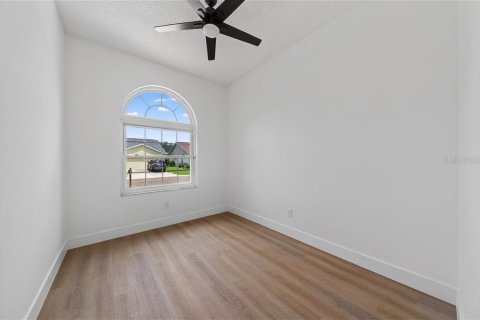 House in Tampa, Florida 5 bedrooms, 215.35 sq.m. № 2258367 - photo 18