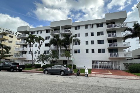 Copropriété à louer à Miami Beach, Floride: 1 chambre, 69.86 m2 № 1960339 - photo 2