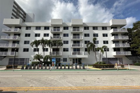 Copropriété à louer à Miami Beach, Floride: 1 chambre, 69.86 m2 № 1960339 - photo 1