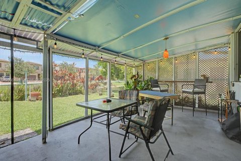Villa ou maison à vendre à Tamarac, Floride: 3 chambres, 109.81 m2 № 2176438 - photo 15