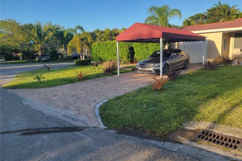 Villa ou maison à vendre à South Miami, Floride: 3 chambres, 138.24 m2 № 2085721 - photo 2